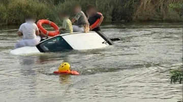 سيل القنفذة يجرف مركبة بداخلها 5 أشخاص والدفاع المدني يتدخل لإنقاذهم